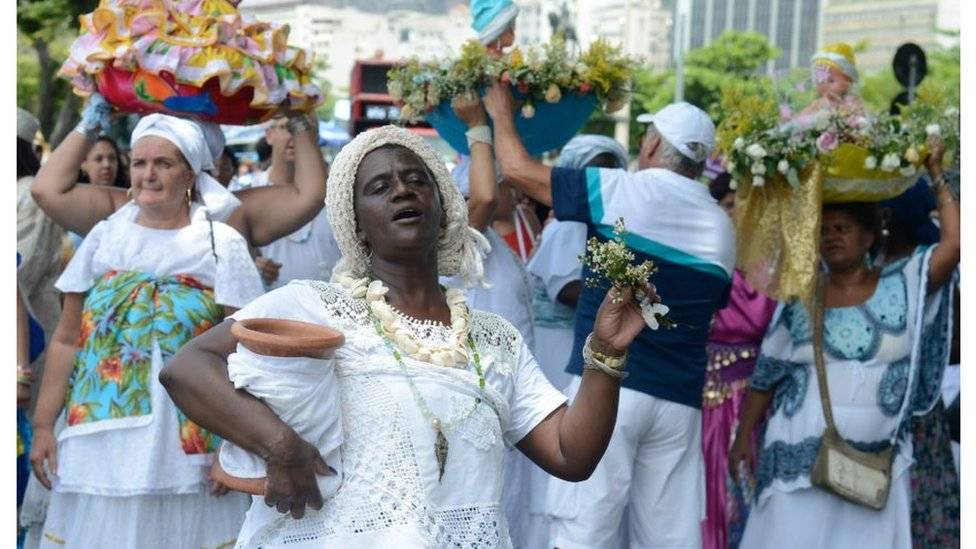 99231531festadeiemanjnoriodejaneirocomasvestimentasbrancaseasflorescomooferendatomazsilvaagnciabrasil-d0e455e5771b1d4328df9647be20f0f2.jpg