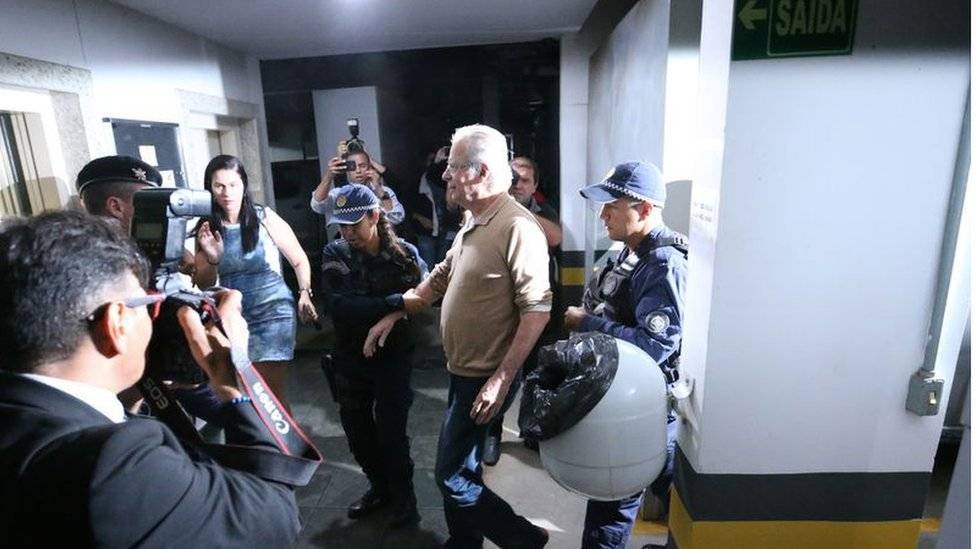 Ex-ministro José Dirceu é alvo de protestos ao chegar em apartamento depois de ser solto em maio de 2017