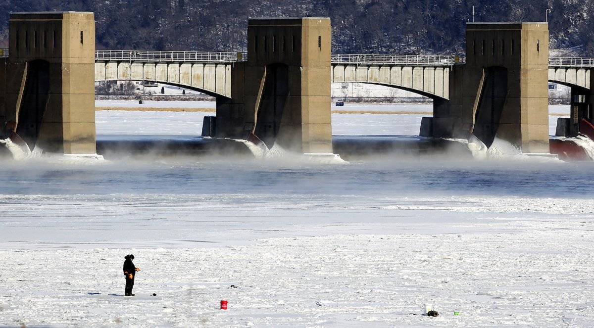 Una persona pesca cerca de las compuertas de una presa en Dubuque, Iowa, el lunes, 1 de enero de 2018. (Nicki Kohl/Telegraph Herald vía AP)
