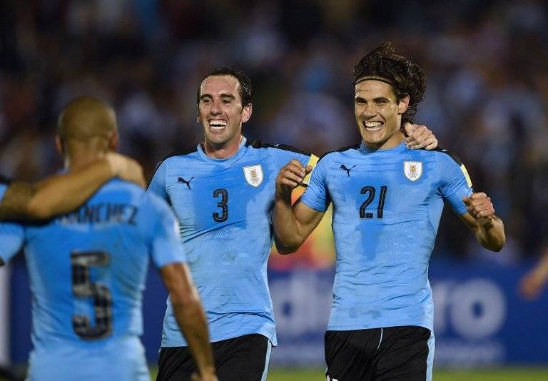 Diego Godín y Edinson Cavani de Uruguay