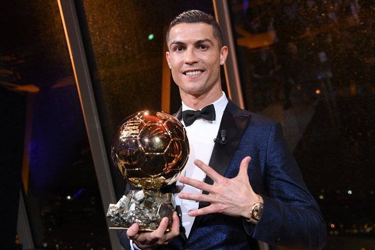 Cristiano Ronaldo con su quinto Balón de Oro