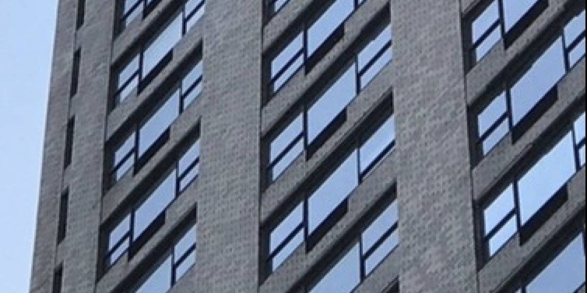 Hombre se lanza de edificio y cae sobre un bebé; ambos murieron