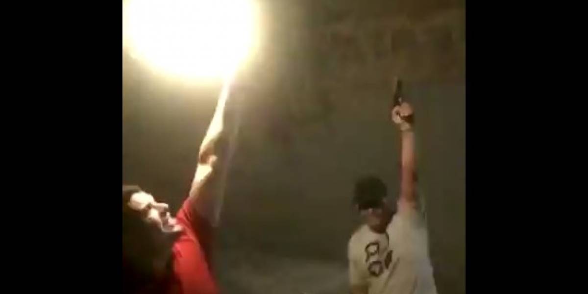 Jóvenes suben video disparando al aire