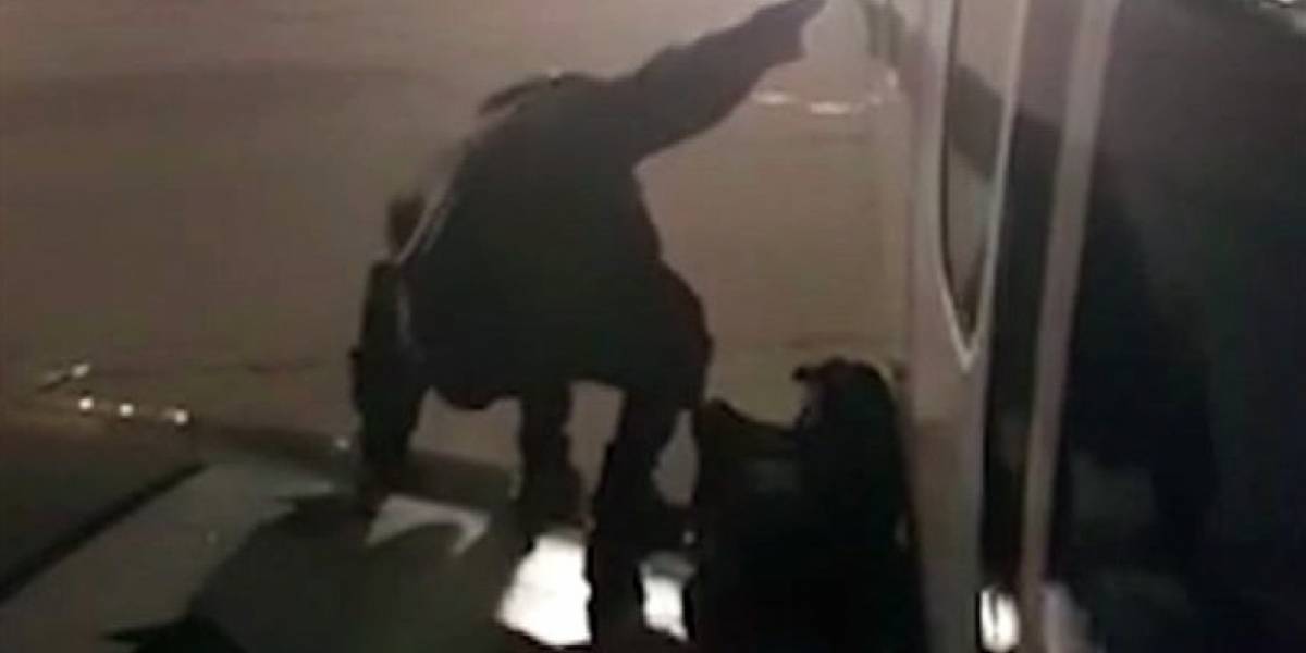 Passageiro deixa avião pela saída de emergência e acaba preso; vídeo Passageiro deixa avião pela saída de emergência e acaba preso; vídeo