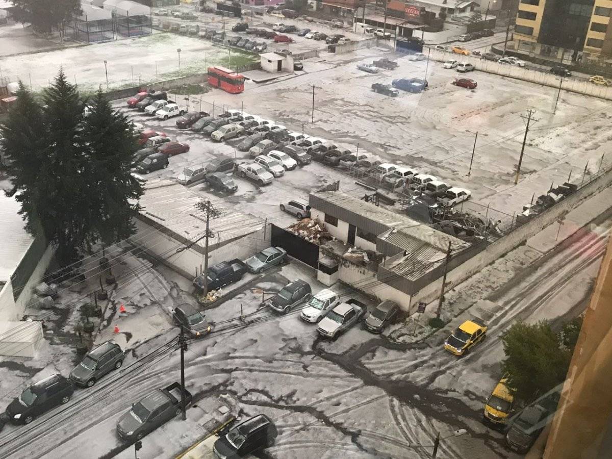 Lluvias y granizo cubren las calles de Quito