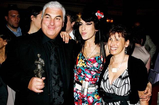 Amy Winehouse y sus padres