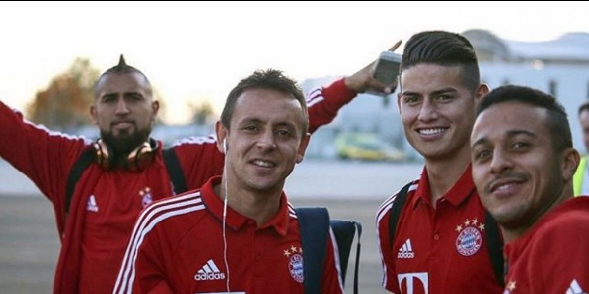 James Rodríguez sigue de bromista con sus compañeros del Bayern