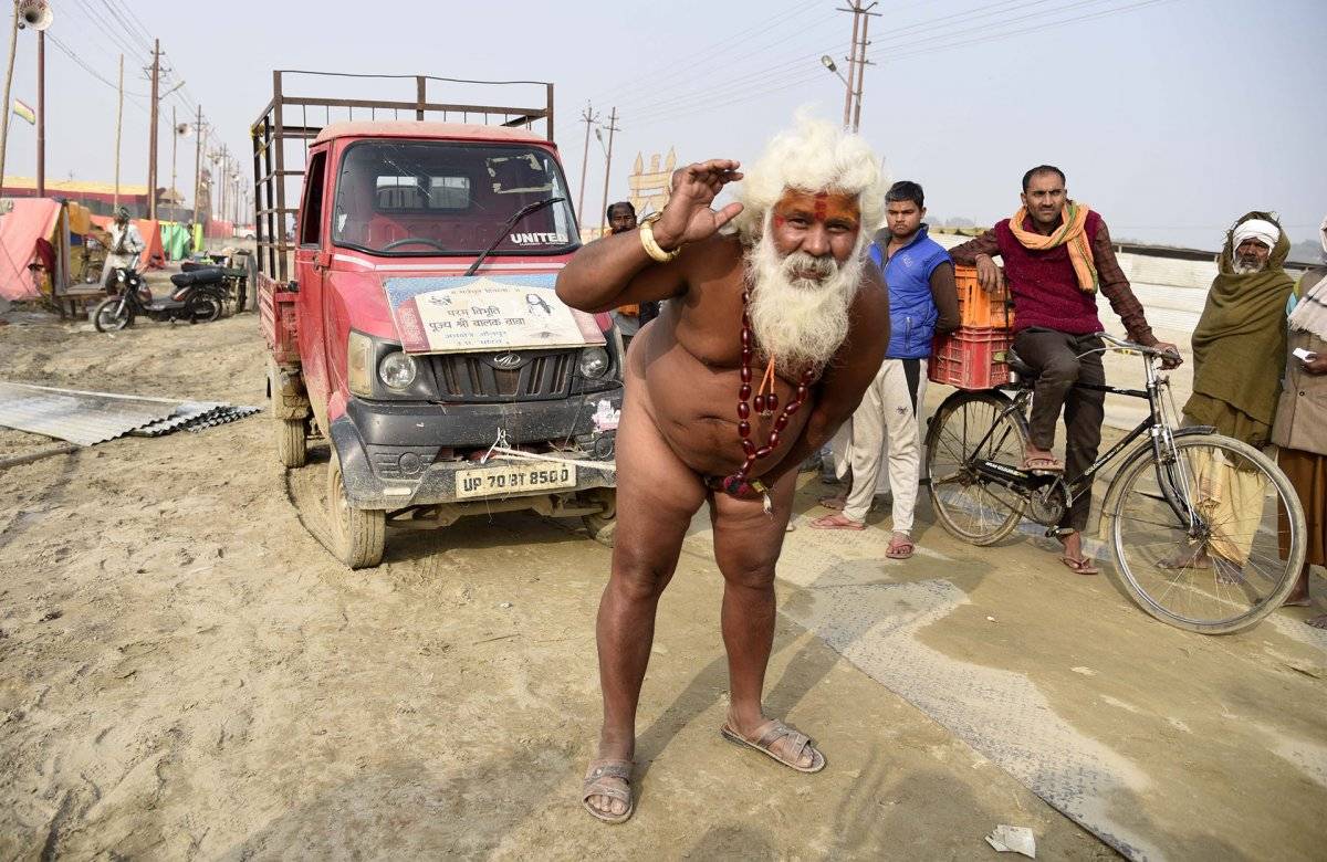 Hombre mueve camioneta con su pene