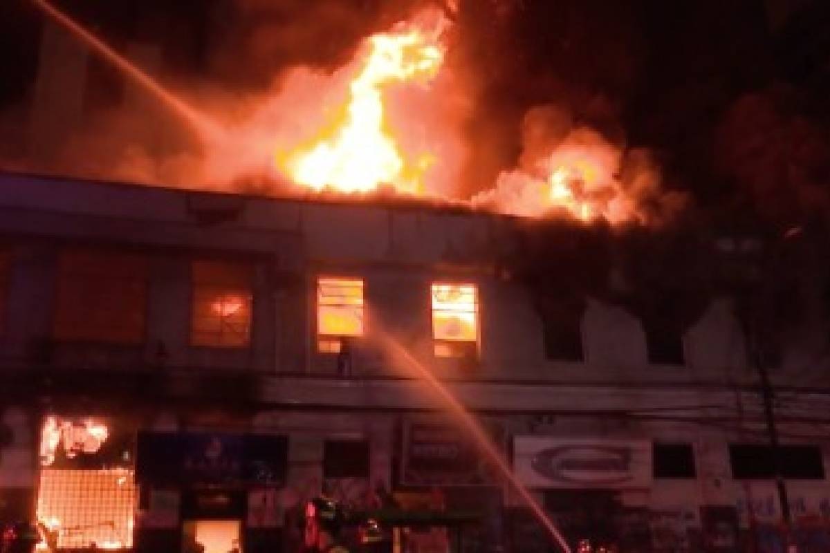 Incendio consume 12 locales nocturnos en calle Errázuriz — Valparaíso