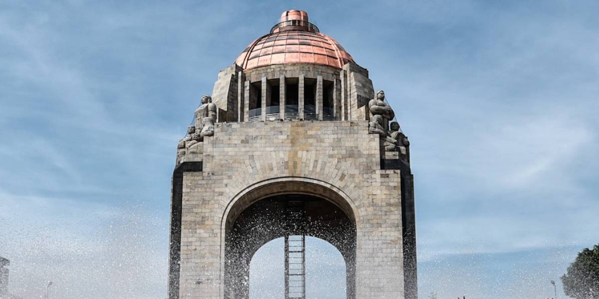 Hombre muere tras arrojarse desde mirador del Monumento a la Revolución