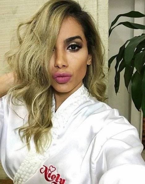 Anitta loura