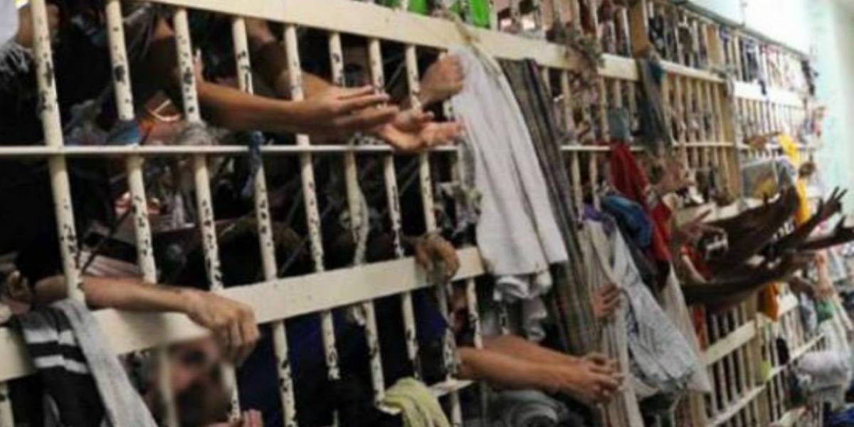 Bolsonaro promete rever regras de auxílio a familiares de detentos