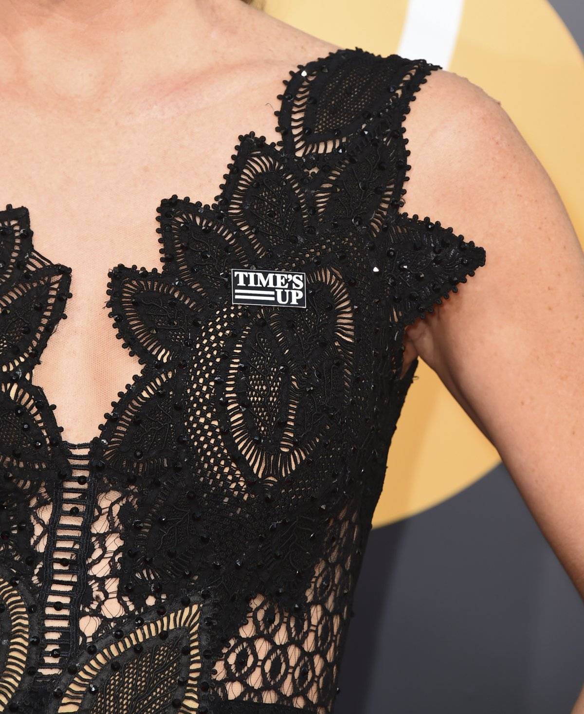 Missi Pyle usa un broche de la iniciativa Time