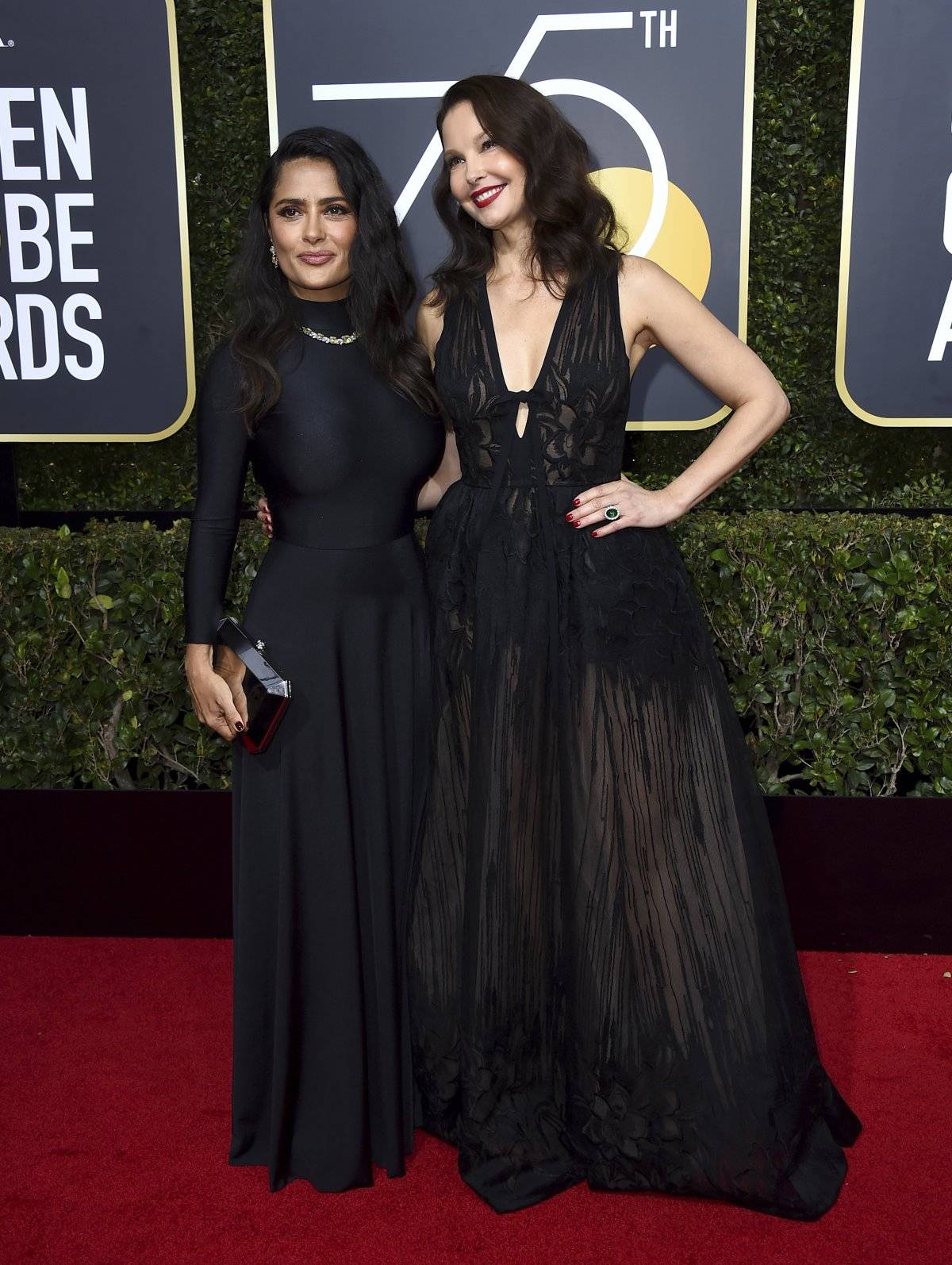 Salma Hayek, izquierda, y Ashley Judd llegan a la 75a entrega de los Globos de Oro en el Hotel Beverly Hilton el domingo 7 de enero de 2018 en Beverly Hills, California. (Foto Jordan Strauss/Invision/AP)