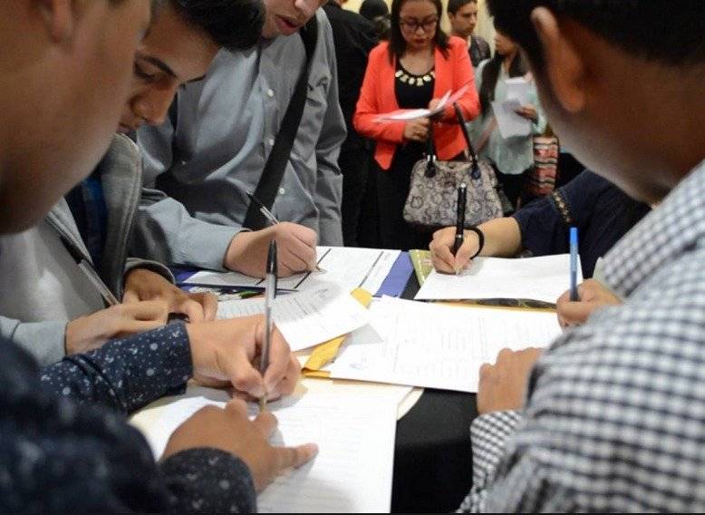 Jóvenes son los que más se acercan a las ferias de empleo.