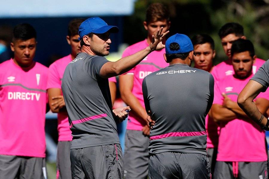 Beñat San José vivió el domingo 7 de enero su primera práctica al mando del plantel de la UC / Foto: Photosport