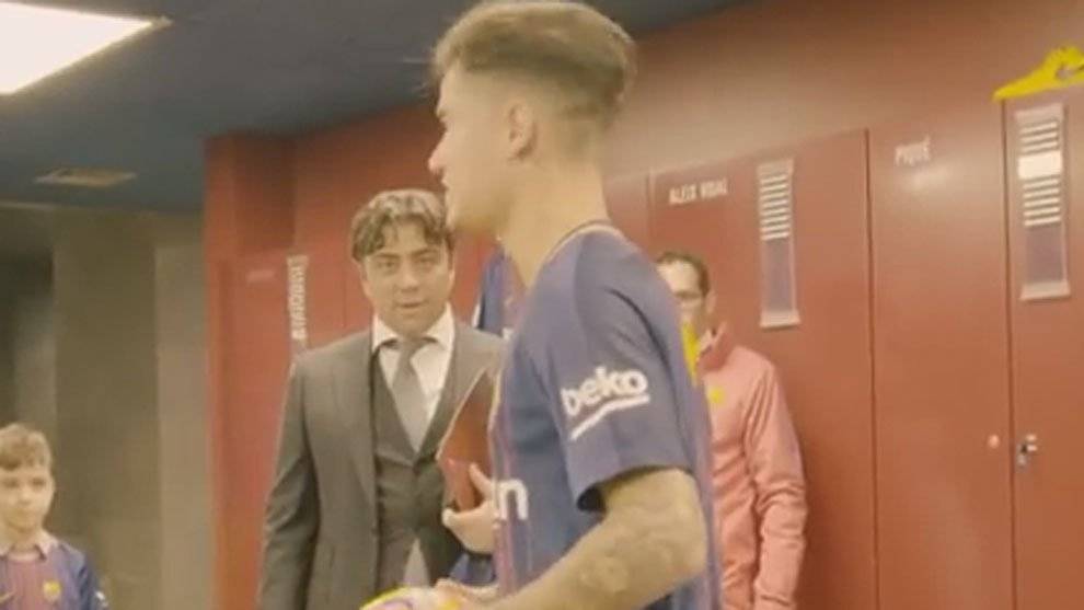 Kia e Coutinho na apresentação de Coutinho no Barcelona