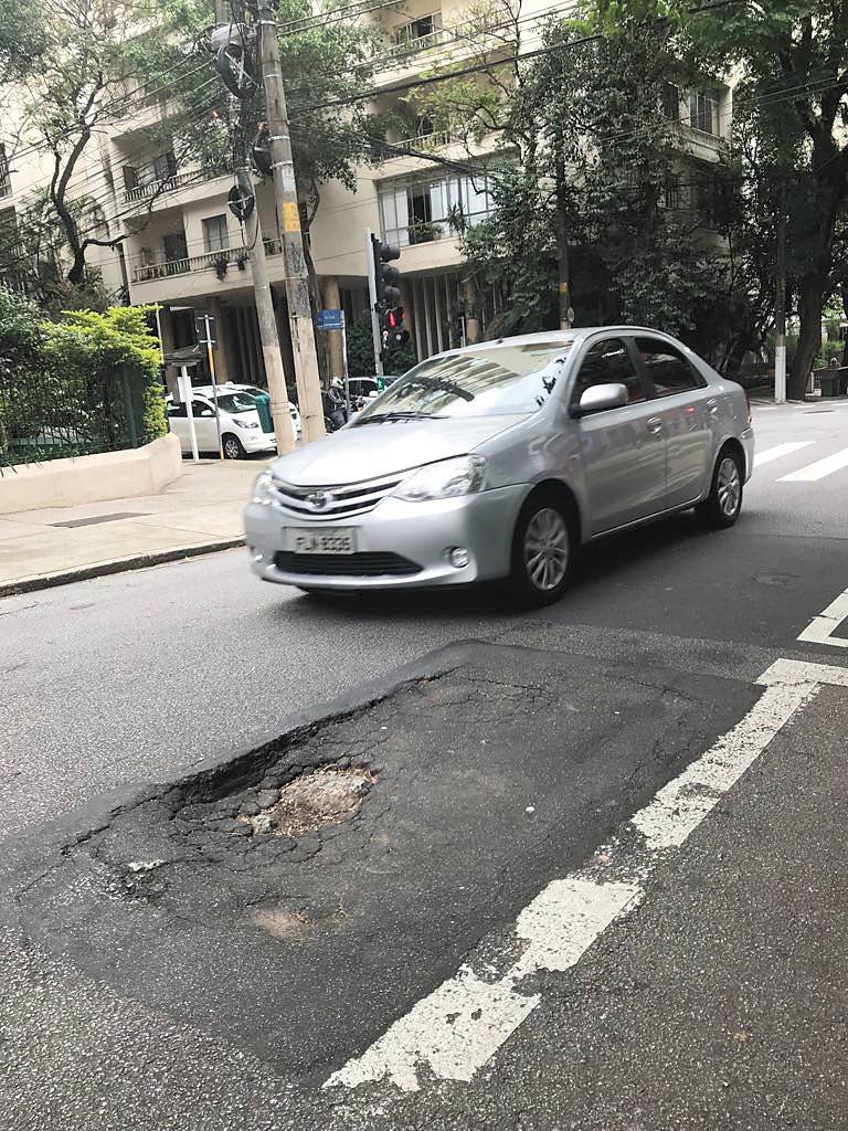 Buraco fica na esquina e atrapalha quem faz a conversão