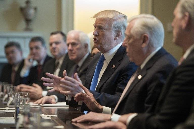Donald Trump con legisladores en la Casa Blanca