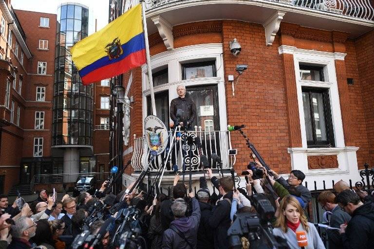 Julian Assange en la embajada ecuatoriana en Londres