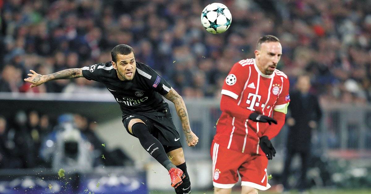 Daniel Alves é um dos brasileiros na lista | Alexander Hassenstein/Bongarts/Getty Images