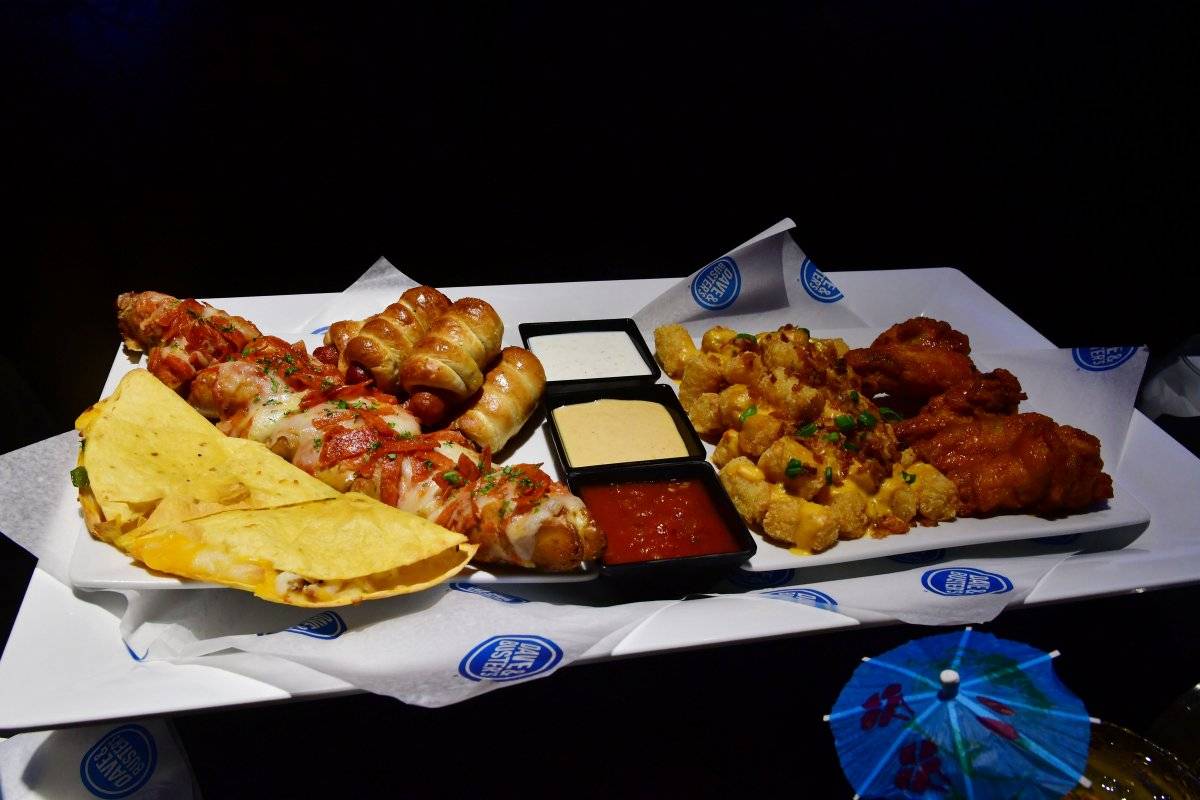 Variedad de cócteles y platillos en Dave and Buster’s Sabrosia Puerto