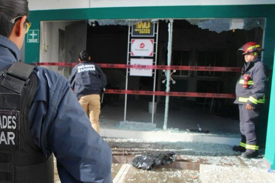 Asaltantes prenden fuego a banco con todo y trabajadores