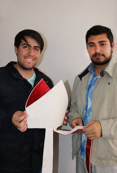 Felipe (24) y Diego (25) sosteniendo mitra