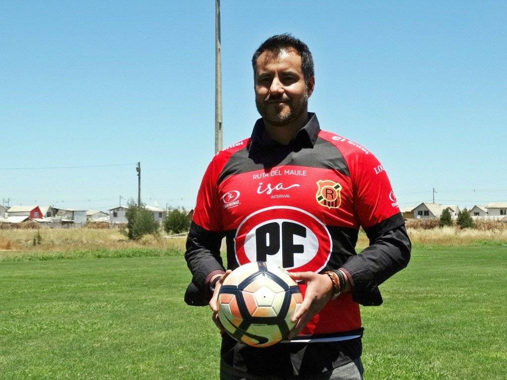 Leonardo Zamora con la camiseta de Rangers, su primer club como entrenador titular / Foto: @RangersdeTalca_