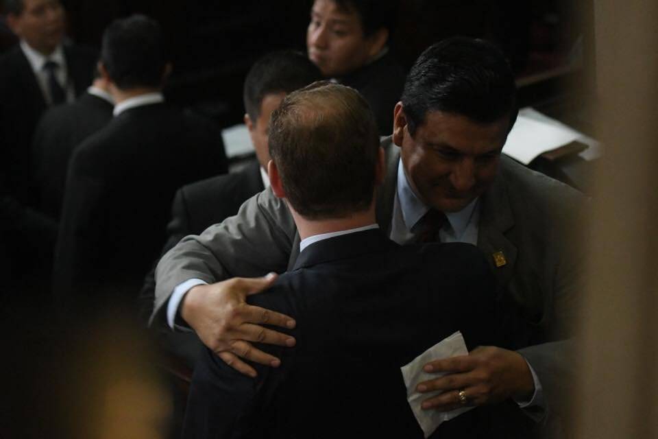 Estuardo Galdámez abraza a hijo de Arzú