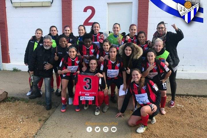 Ana Lucía Martínez recibió el apoyo de sus compañeras de equipo.