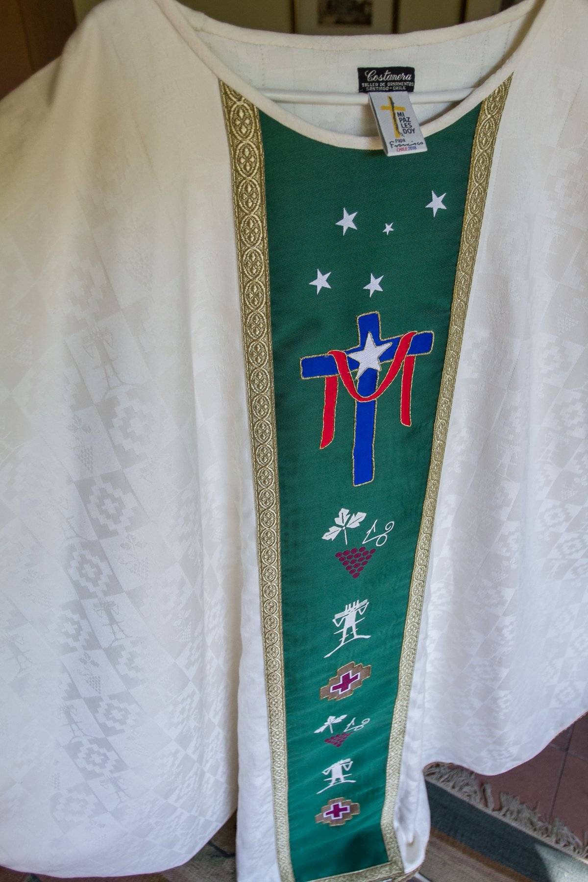 Símbolos de la túnica del Papa Francisco en Chile