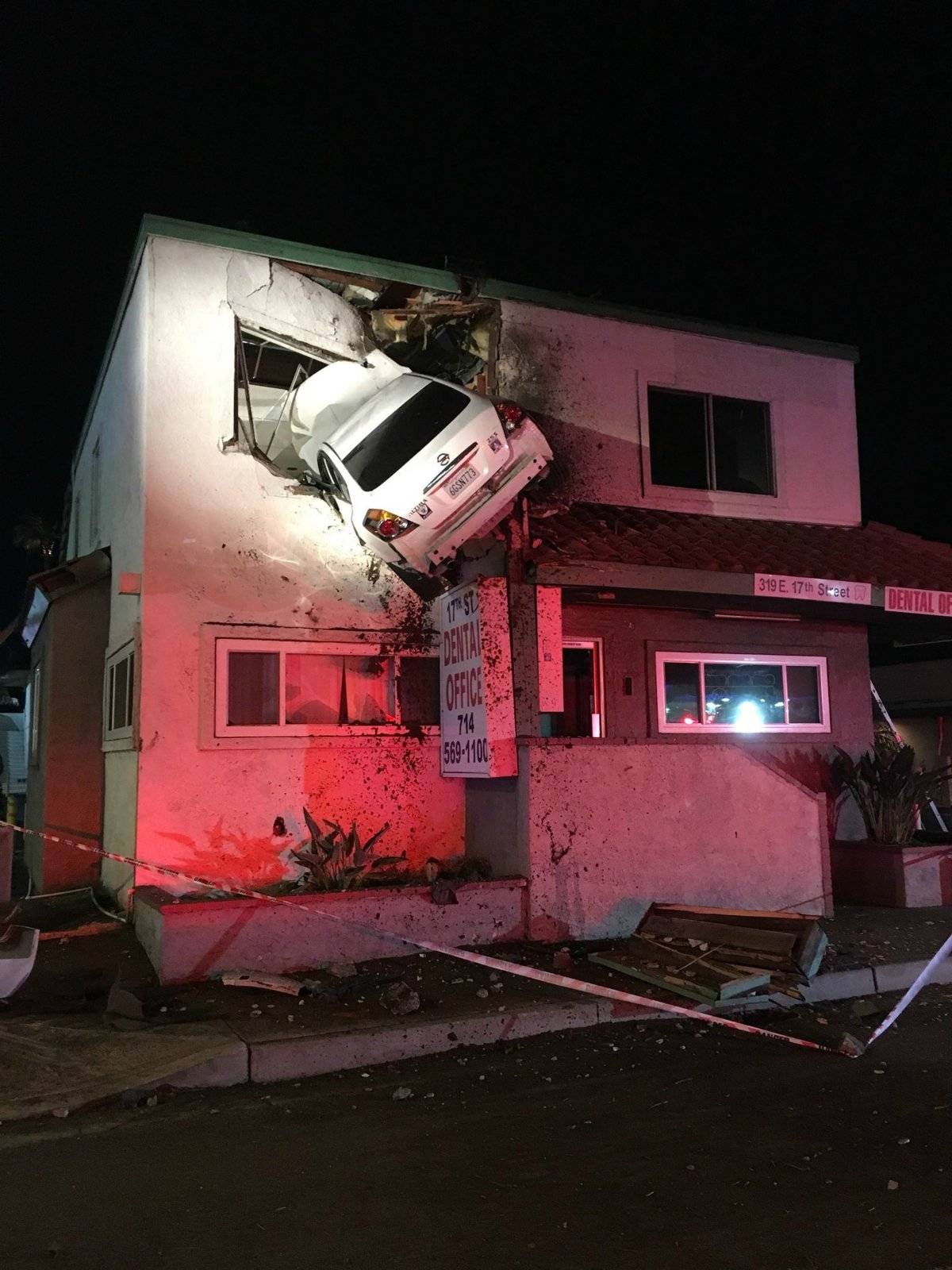 auto incrustado en segundo piso