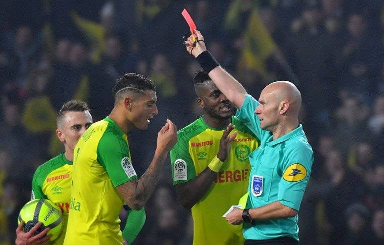 Momento en el que el árbitro Tony Chapron expulsa a Diego Carlos, del Nantes