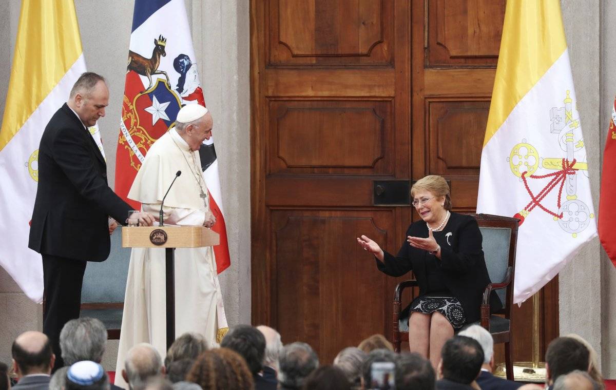 El papa Francisco y la presidenta chilena Michelle Bachelet hablan ante una reunión con autoridades del gobierno, la sociedad civil y el cuerpo diplomático en el palacio presidencial La Moneda en Santiago, Chile, martes 16 de enero de 2018. (AP Foto/Aless