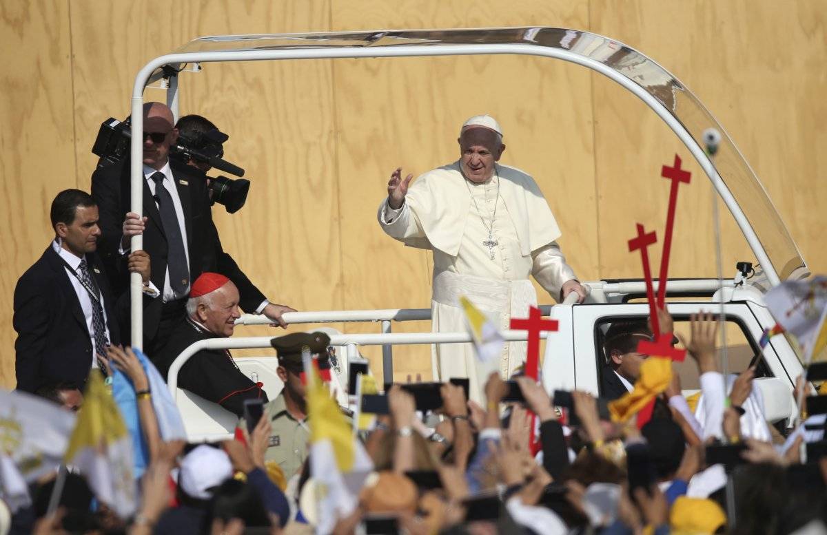 El papa Francisco llega para su primera misa campal al parque O