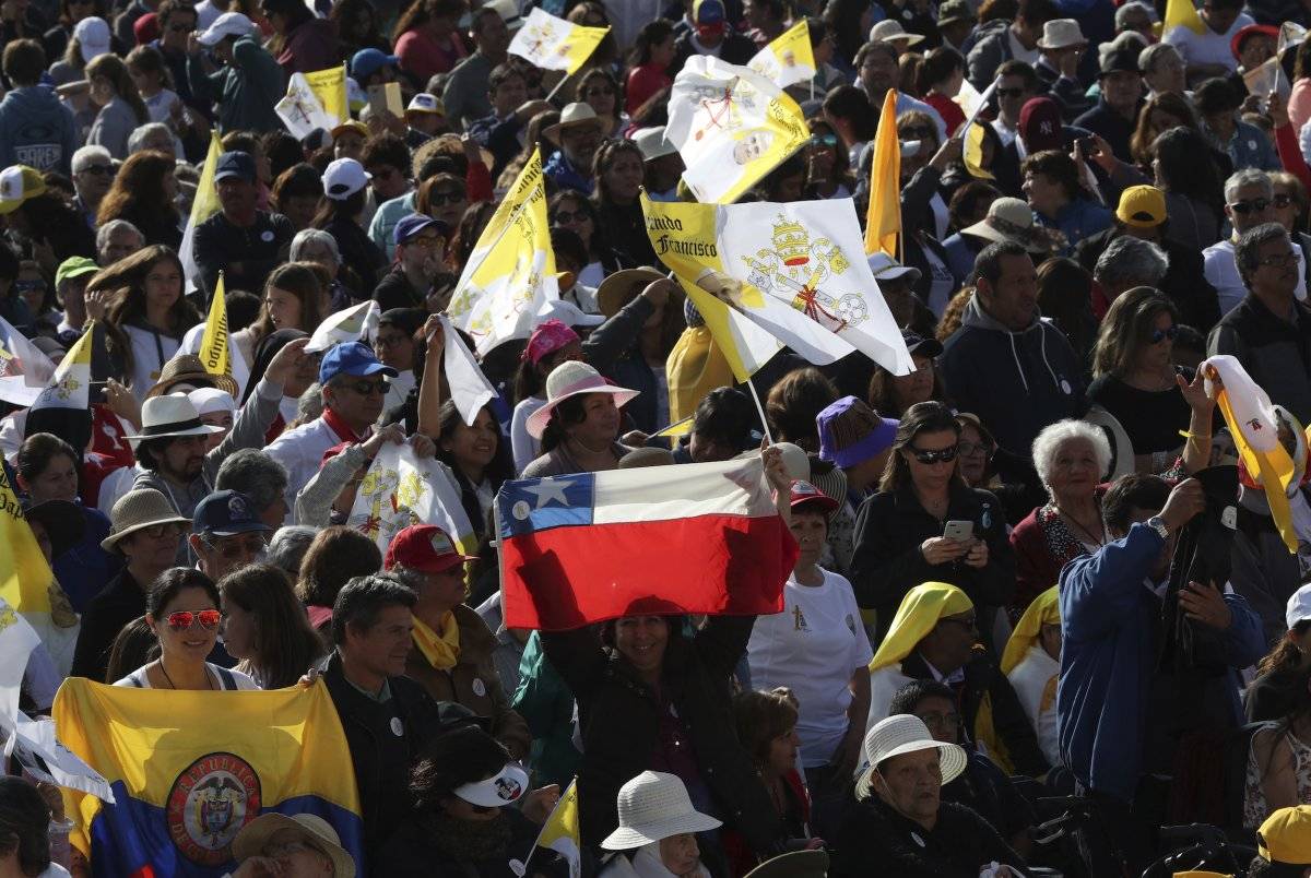 Una mujer sostiene una bandera chilena mientras espera una misa celebrada por el papa Francisco en el Parque O