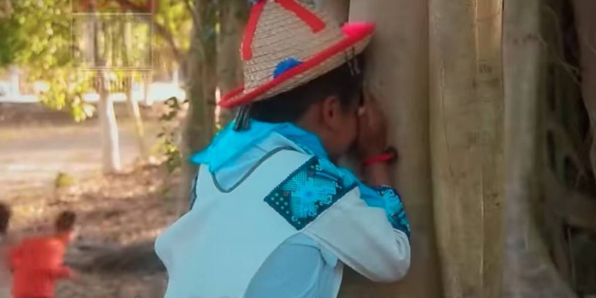 Niño del Movimiento Naranja prepara canción para el Mundial