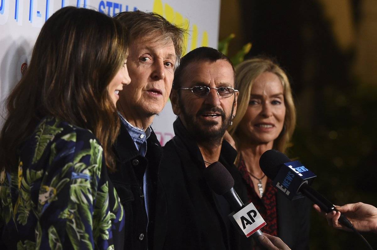 Paul McCartney y Ringo Starr llegan a la presentación de la colección otoño 2018 de Stella McCartney el martes 16 de enero del 2017 en Los Angeles. (Foto por Jordan Strauss/Invision/AP)