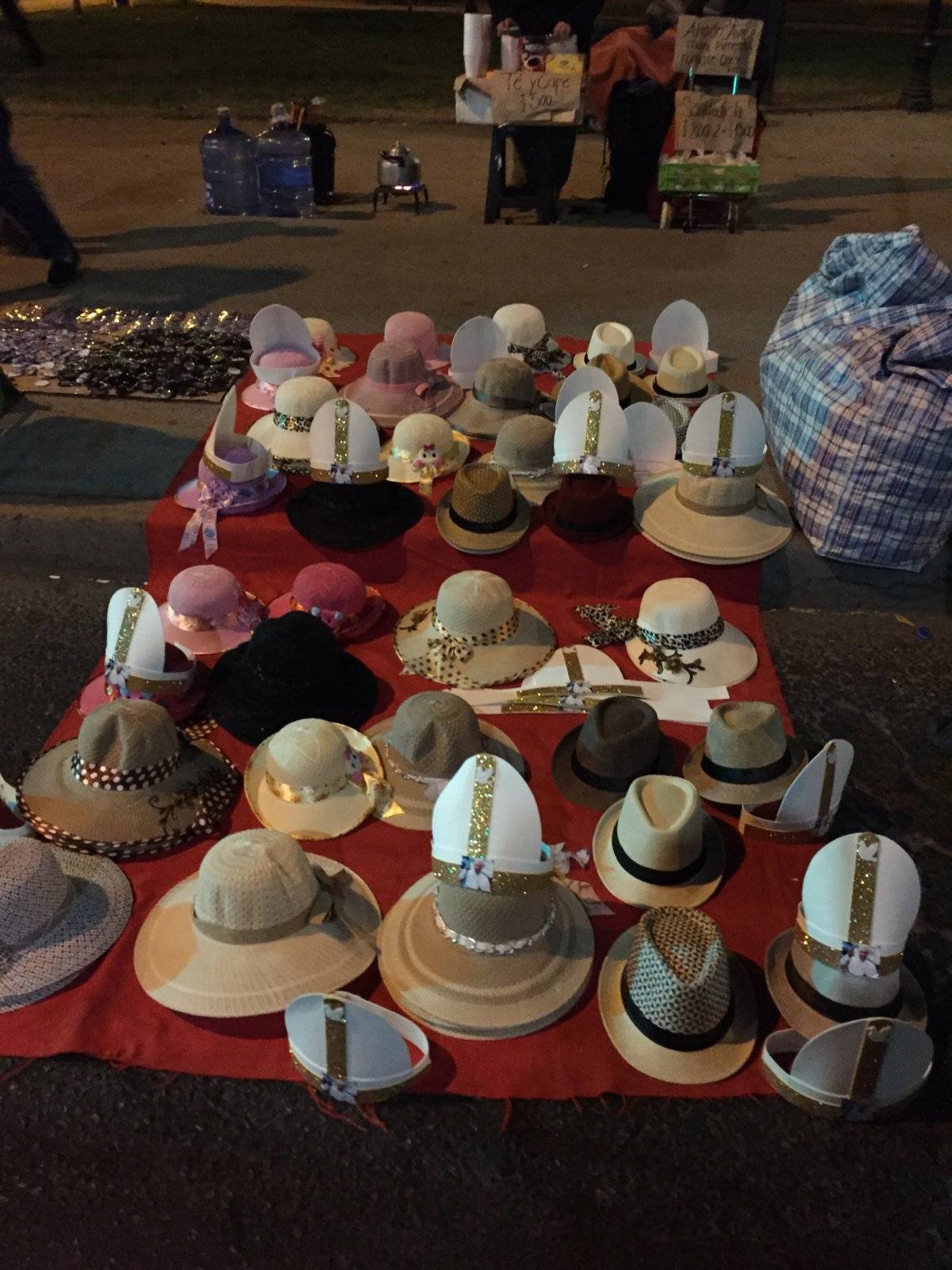 1- Sombreros y mitras papales