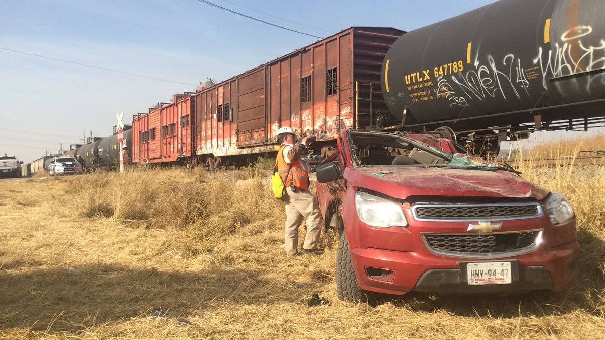 Dos choques del tren contra camionetas; cinco muertos y 18 heridos