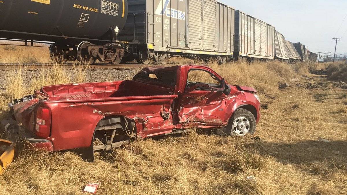 Dos choques del tren contra camionetas; cinco muertos y 18 heridos