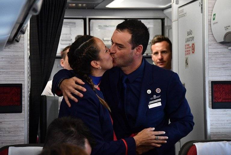 Paula Podest Ruiz y Carlos Ciuffardi Elorriaga, pareja casa por el papa Francisco en avión en Chile
