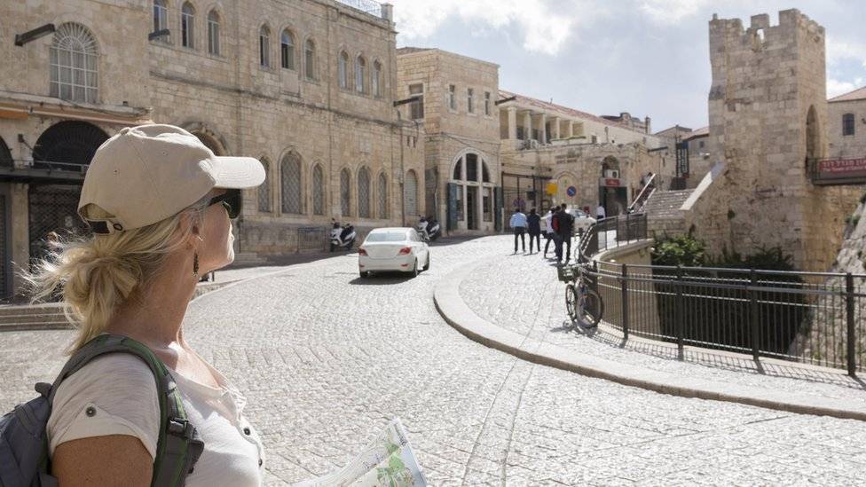 99638203turistajerusalengettyimages525022541-681bde4b3657e58a8460269f35b48b0b.jpg
