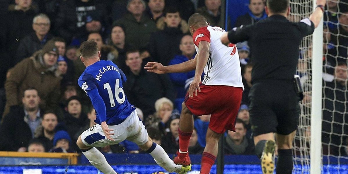 Salomón Rondón rompe en llanto tras provocar terrible lesión a rival Salomón Rondón rompe en llanto tras provocar terrible lesión a rival
