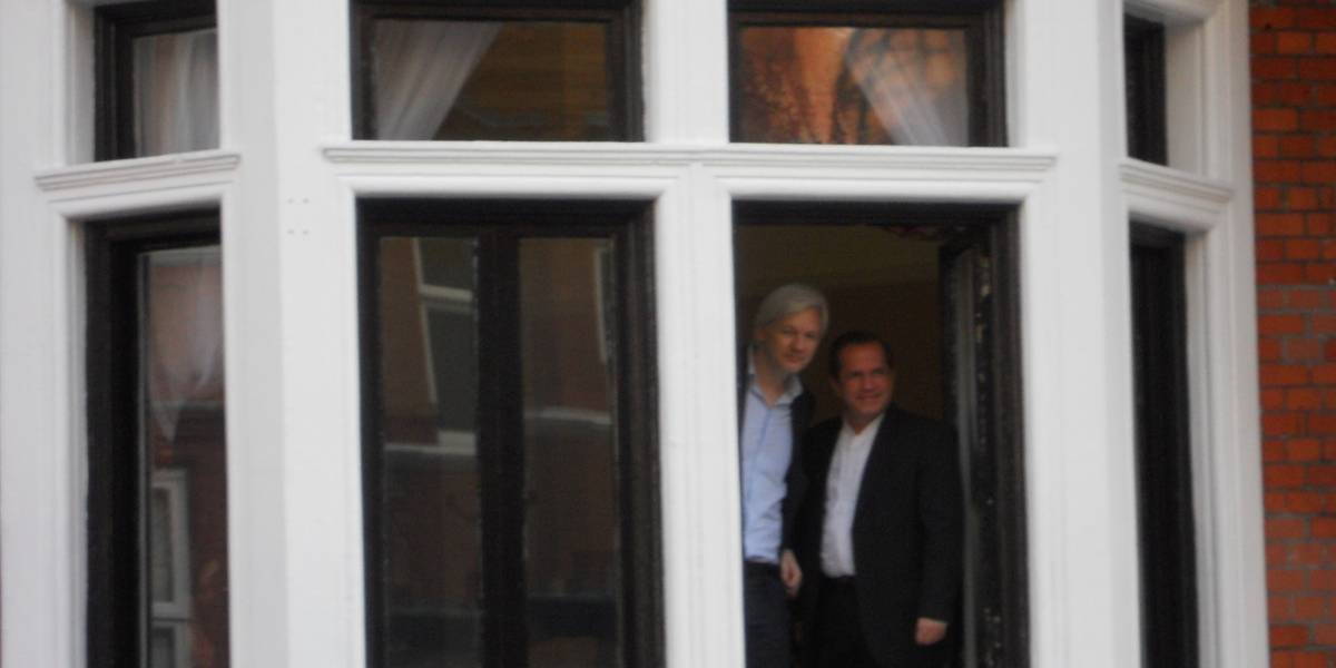 Assange afirma que no abandonará la embajada incluso si Suecia retira petición de extradición