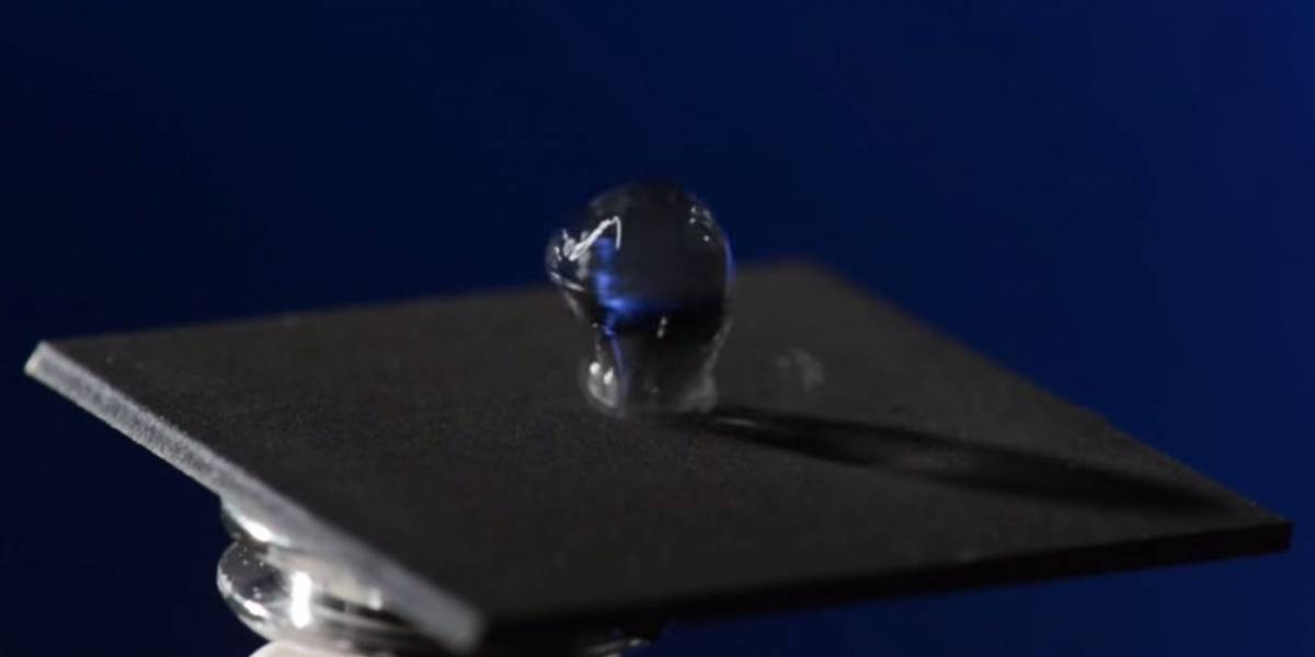 Crean técnica para fabricar metal tan hidrofóbico que el agua rebota sobre éste