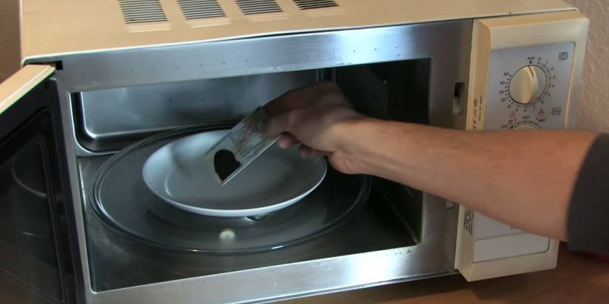 Alemanes "cocinan" sus identificaciones en microondas para no ser espiados por la NSA