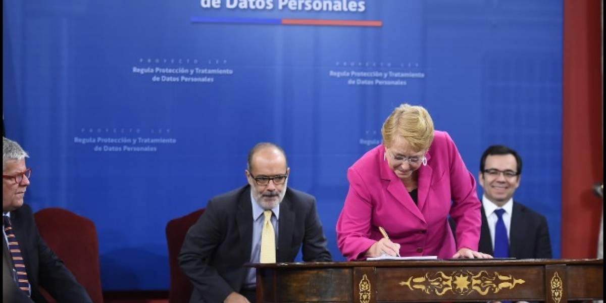Michelle Bachelet firma proyecto de ley de protección de datos personales en la red