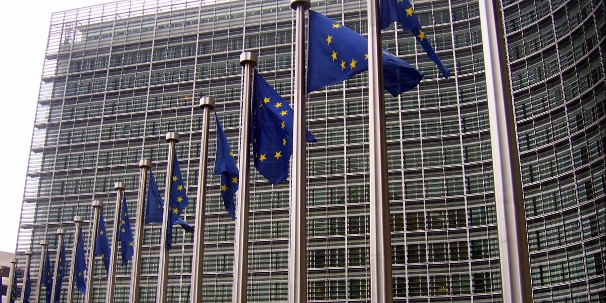 Comisión Europea impone multa millonaria (y récord) a Google